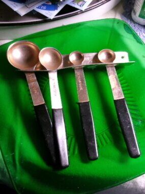vtg Magic Hostess set of measuring spoons and mini rack mcm copper look